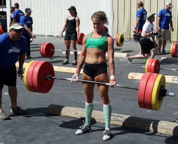 alt="girl deadlift"